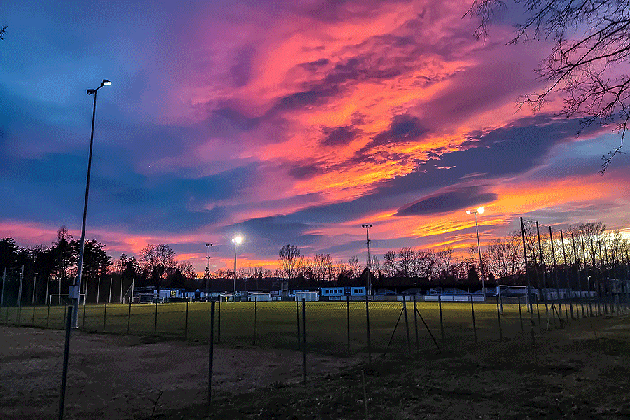 Abendrot über dem Fußballplatz in Katzelsdorf im März 2023 - Foto: JoSt © 2023